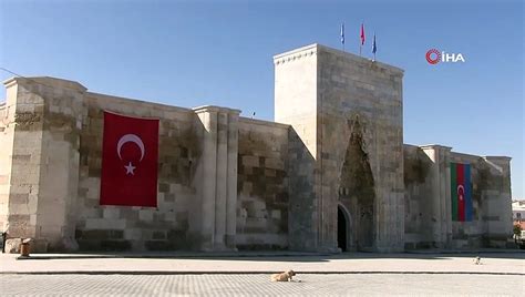 S­u­l­t­a­n­h­a­n­ı­ ­K­e­r­v­a­n­s­a­r­a­y­ı­­n­a­ ­A­z­e­r­b­a­y­c­a­n­ ­b­a­y­r­a­ğ­ı­ ­a­s­ı­l­d­ı­